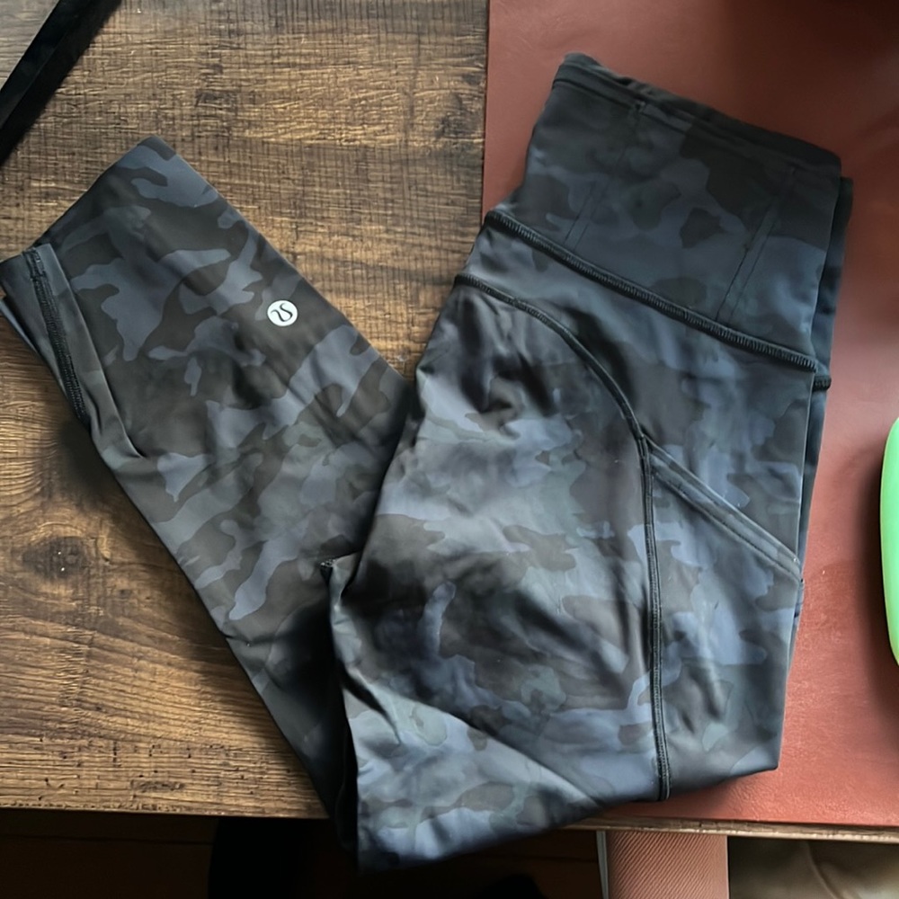 Lululemon size 4 camo pattern capri tights with thin hem